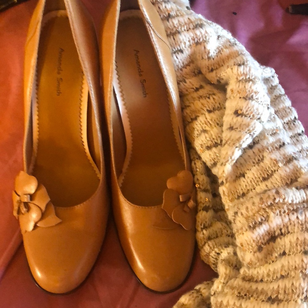 Tan heels with flower detail💕